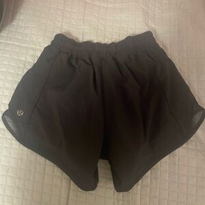 black lululemon hotty hot shorts